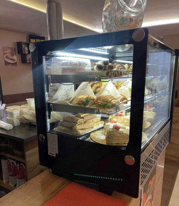 Продам: холодильник, столы, стулья, витрину, морозилку