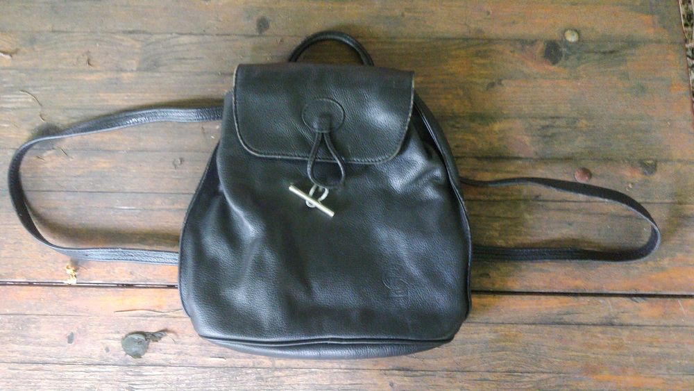 Vând ghiozdan negru de piele