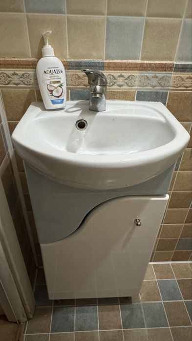 Продам туалетный шкаф с раковиной и гигиеническим душем