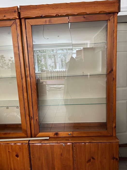 Шкаф-сервант натуральное  дерево