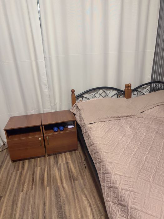 Кровать, шифоньер, стол, тумба.