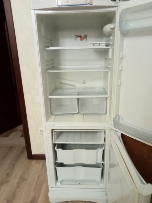 Холодильник "Indeslt"