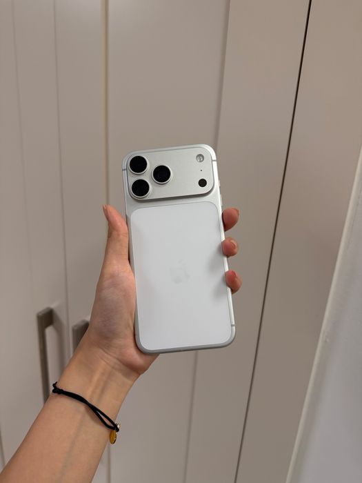 iPhone 17 Pro Max Silver