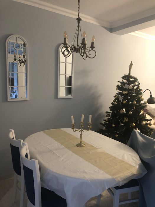 Set Masa  extensibila + 4 Scaune tapitate din lemn masiv - Covor cadou