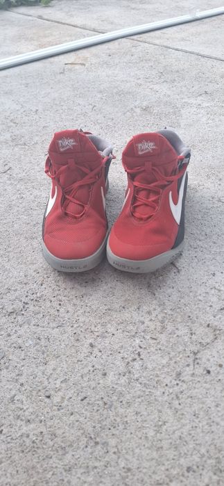 Продавам Nike hustle D