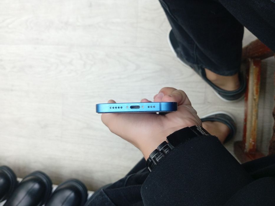Продам срочно iPhone 13