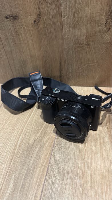 Sony a6000 foarte bine intretinut + acumulator.