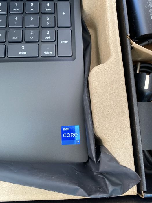 Продавам лаптоп Dell  чисто нов