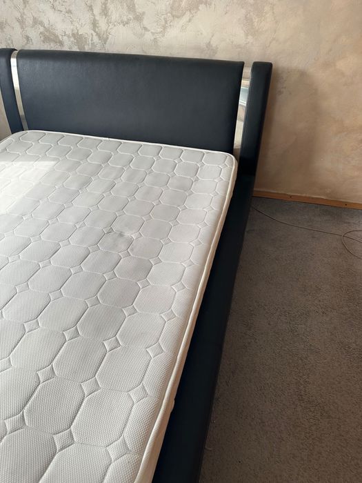 Pat mare negru are puține zgârieturi însă nu se văd