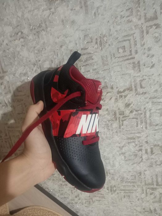 Кроссовки Nike Team Hustle D8(37 размер)