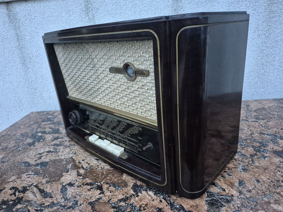 Vând Radio carcasa Bachelita cu lampi model Emud Rekord 200 fab.1954