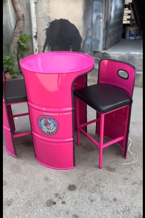 Masa cu 2 scaune metalice care se închid inul în altul mai multe culor