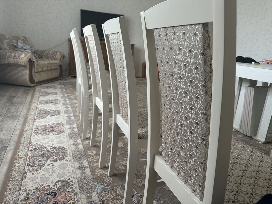 Белые стулья.