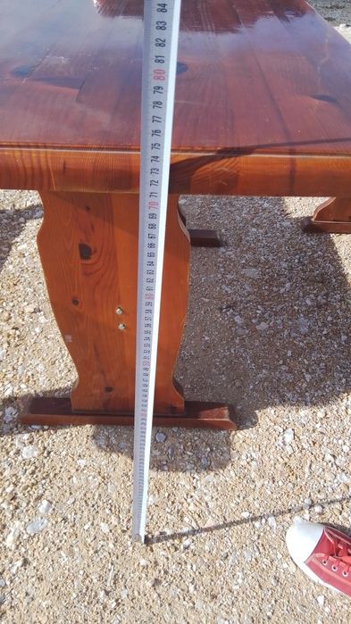 Дървена маса с пейки