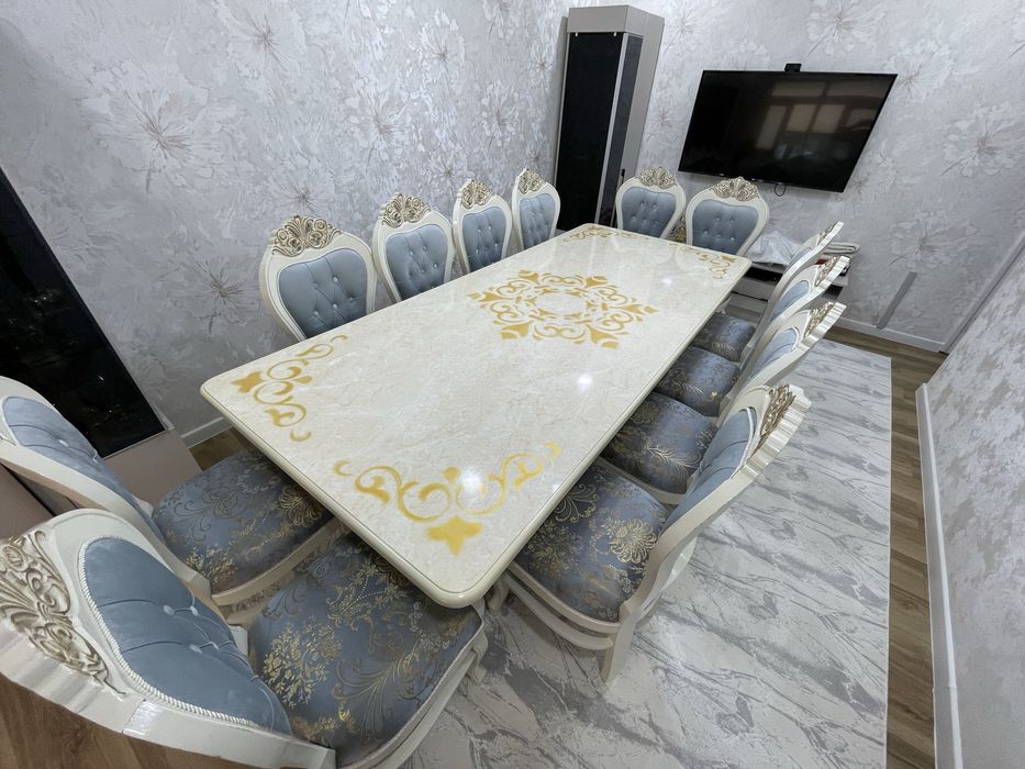 Стол и стулья для гостиной