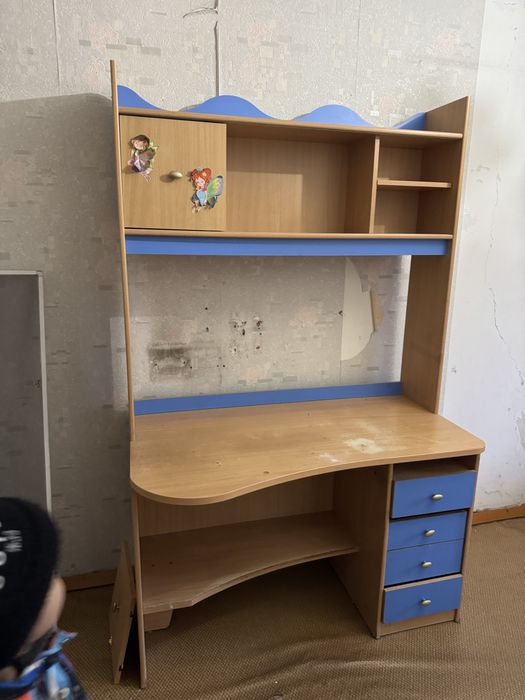 Отдам шкаф стол бесплатно