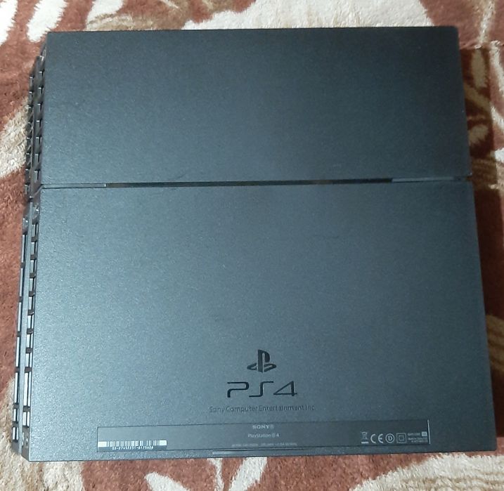Vând PlayStation 4 fat în stare bună cu fifa 22