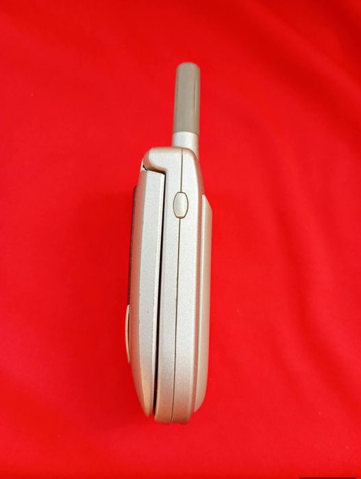 Motorola v66i + charger auto ( unlocked, baterie Nou nouță)