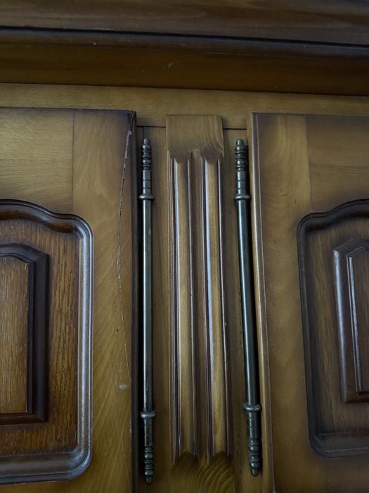 Mobila de dormitor din lemn masiv