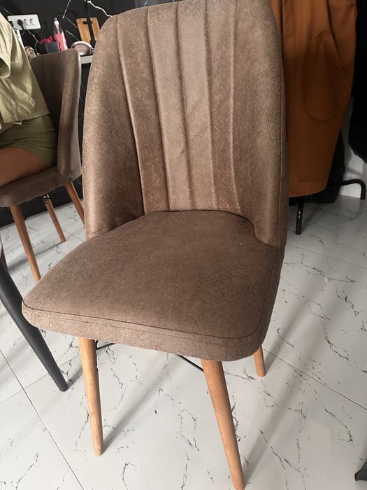 Masa dining cu 4 scaune