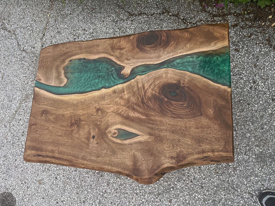 Уникална холна маса от орех и епоксидна смола