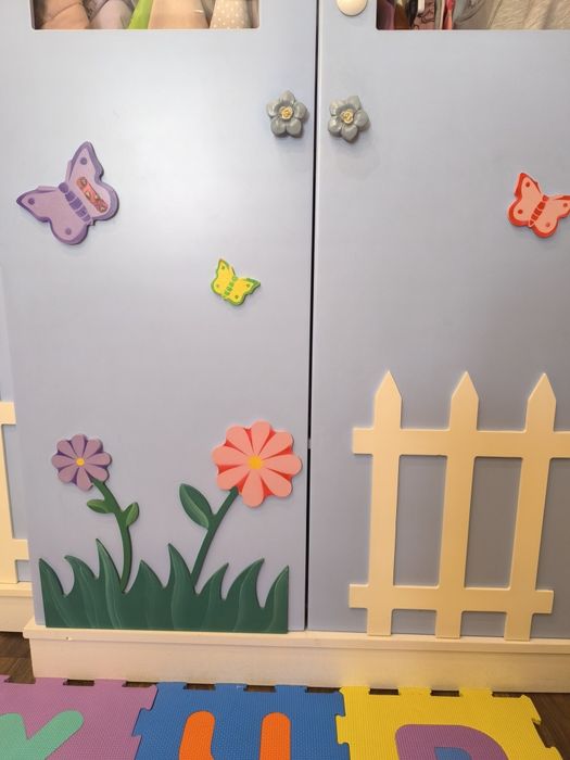 Комплект детски гардероб и скрин на цветя и пеперуди