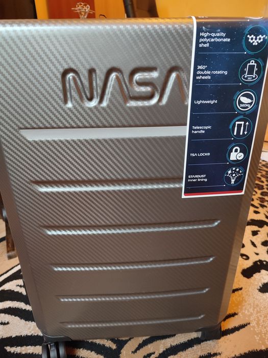 Чисто нов КУФАР С КОЛЕЛЦА NASA, ултра лек, поликарбонат, размер М