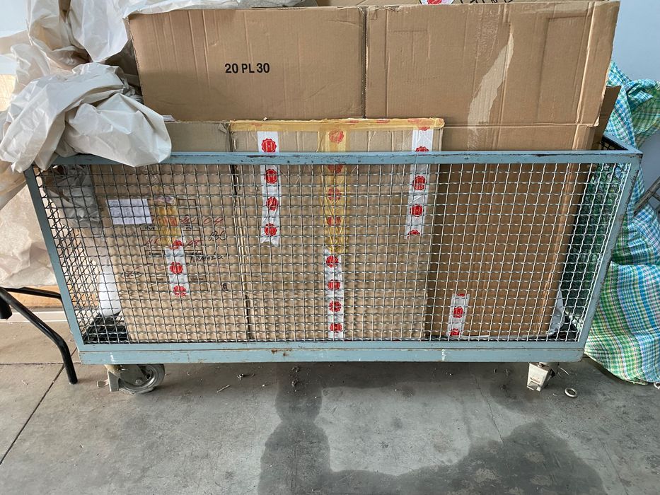 Метални рафтове и метални работни колички