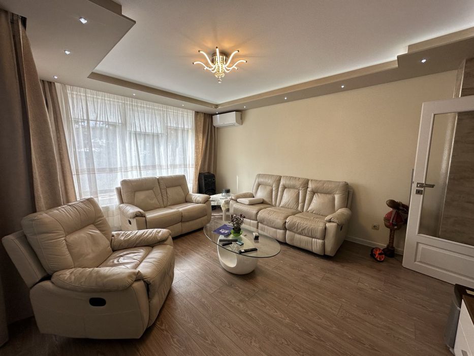 Тристаен апартамент в Манастирски Ливади