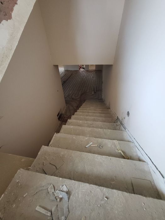 Нотурар бино сотилади