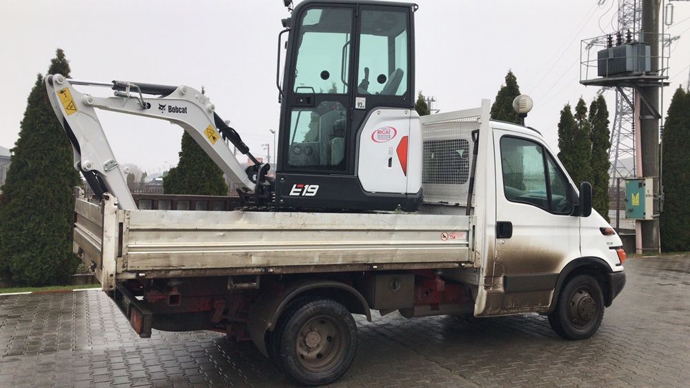 Închiriez miniexcavator E19 NOU cu picon miniescavator excavatoare