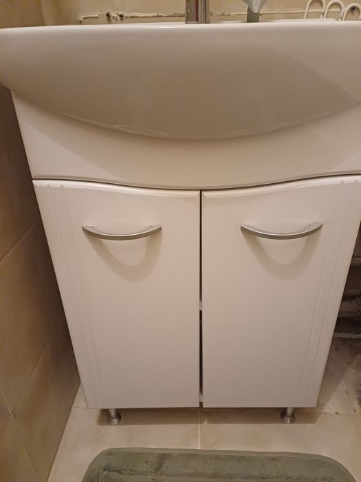 Раковина с тумбой.