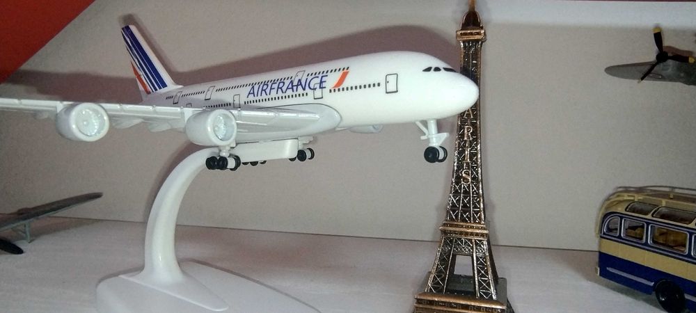 продавам самолети в мащаб 1:72 и 1:144 и 1:200