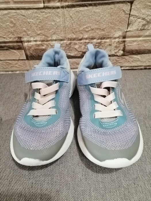 Различни размери маратонки и пантофки