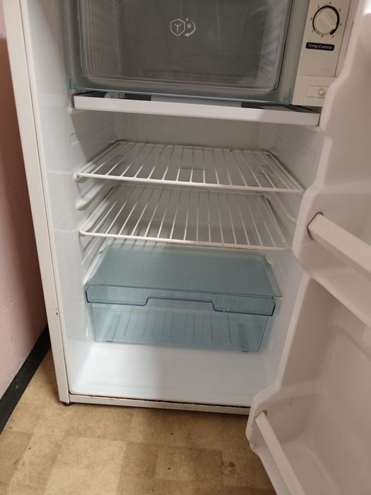 Малък хладилник работи безупречно