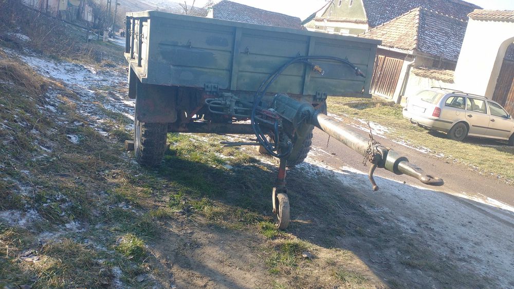 Vând remorca de armata