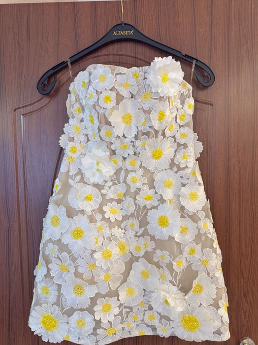 Бяла рокля с цветя