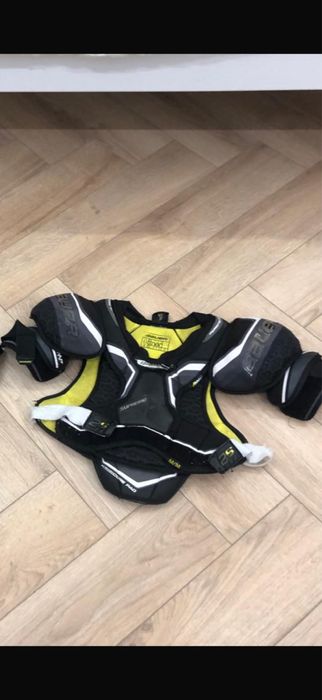 Продам коньки, шорты, нагрудник, клюшки, налокотники.