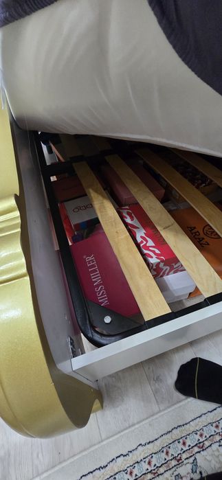 Продаётся кровать без матраса