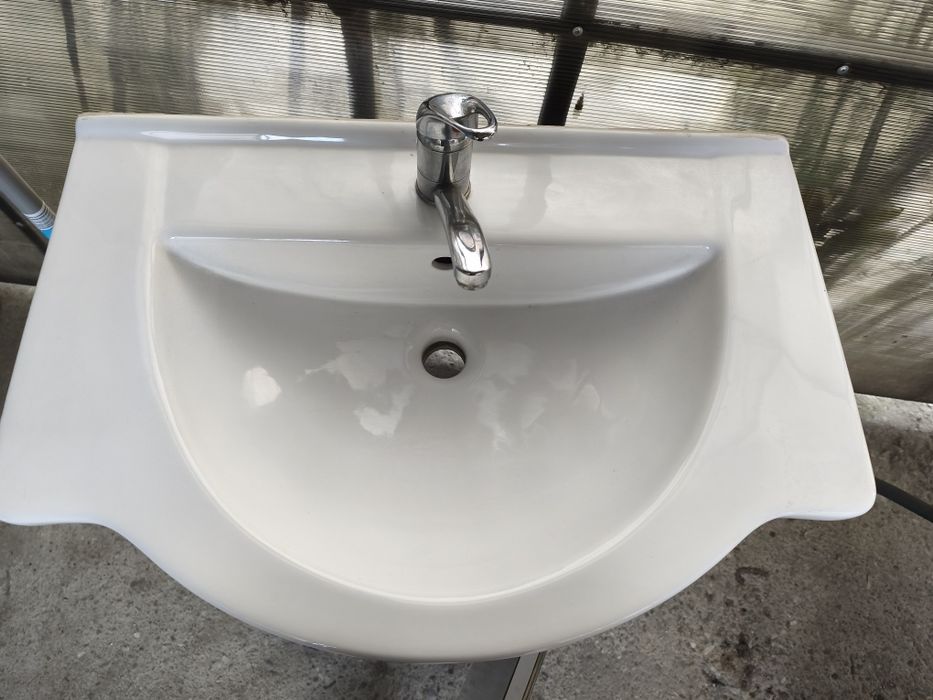 Set chiuvetă baie,baterie,dulap și furtun