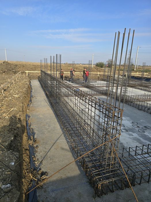 Construim case la roșu