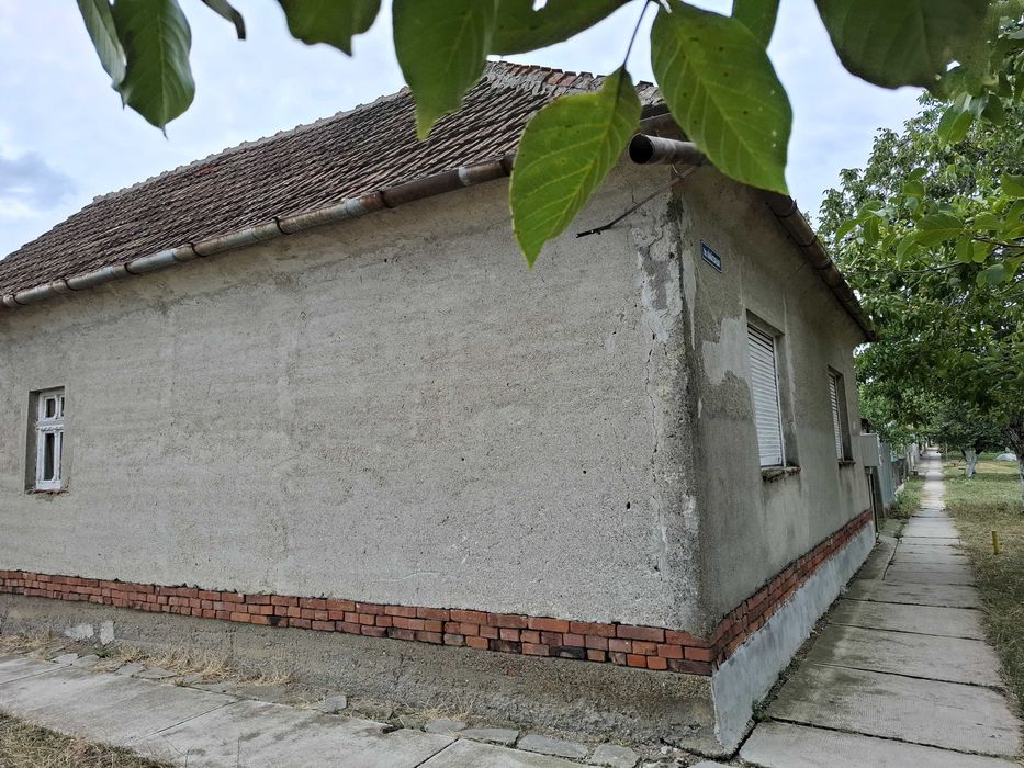 Vand casa in zona linistita