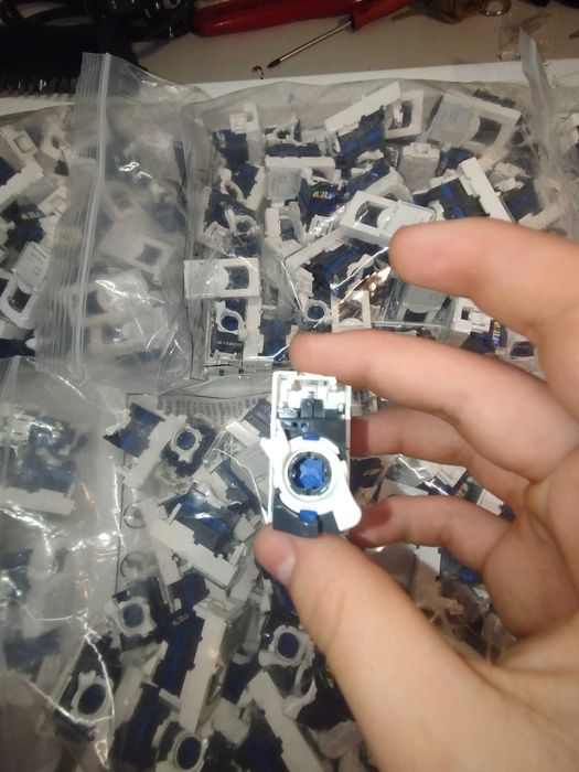 Conector Cat 6 Legrand (REF. 076561]  RJ 45 UTP Alb (300 Buc)