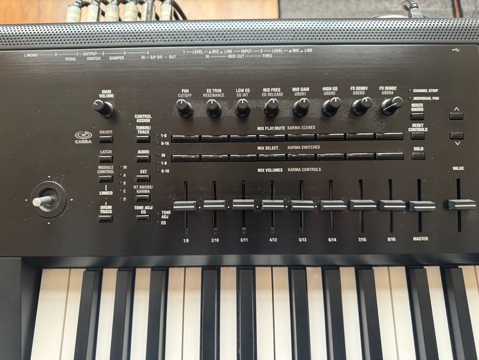 Korg Kronos 2 - 73 тежки клавиша, бонус покривало Custom