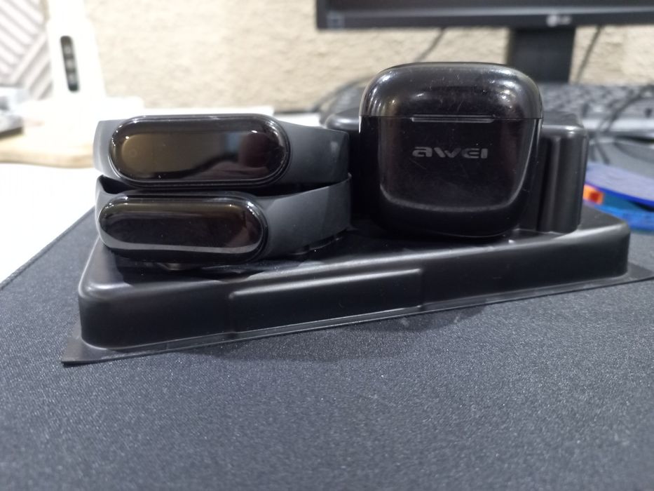 Продам или обменяю мибенд 6 и 5 также есть наушники