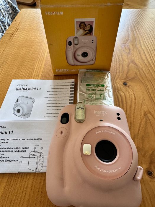 Фотоапарат за моментални снимки Fujifilm Instax Mini 11 Instant Camera Pink + фото филм Fujifilm Instax Mini ISO Instant Film 10 бр. - ПОДАРЪК!