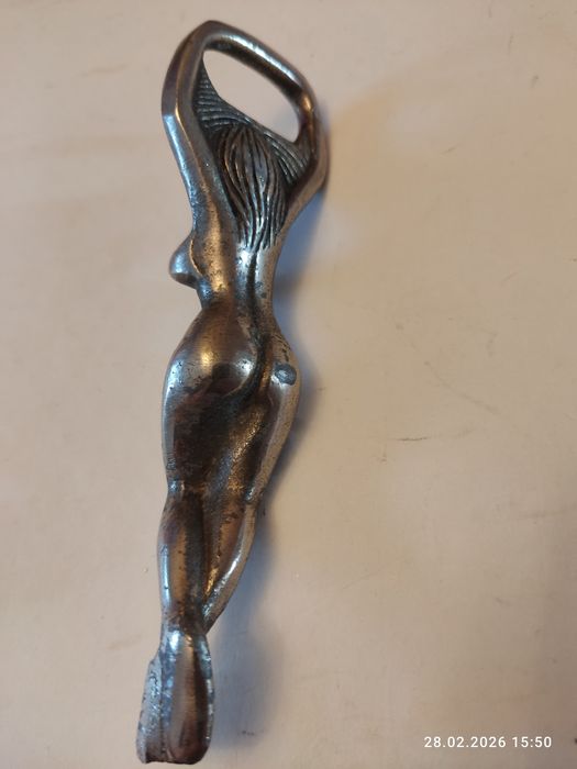 Открывашка обнажённая девушка..