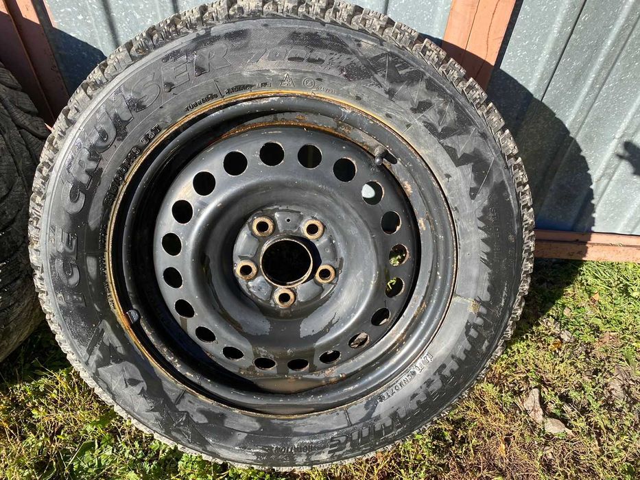 Шины зимние р-215/60/16 на дисках Хундай