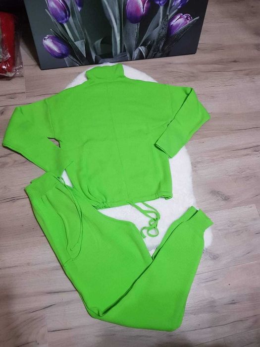 Compleu tricot mărime unică merge S M L
130 lei