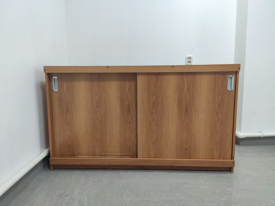 Комод с дверями купе